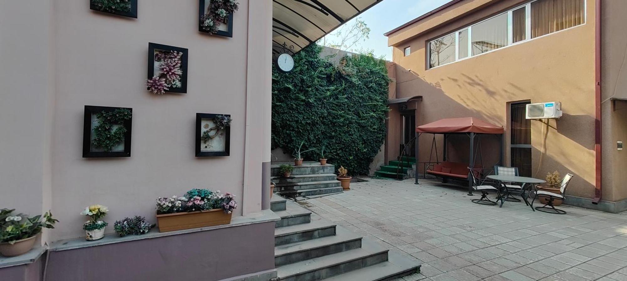 Areg Hotel Jerevan Buitenkant foto