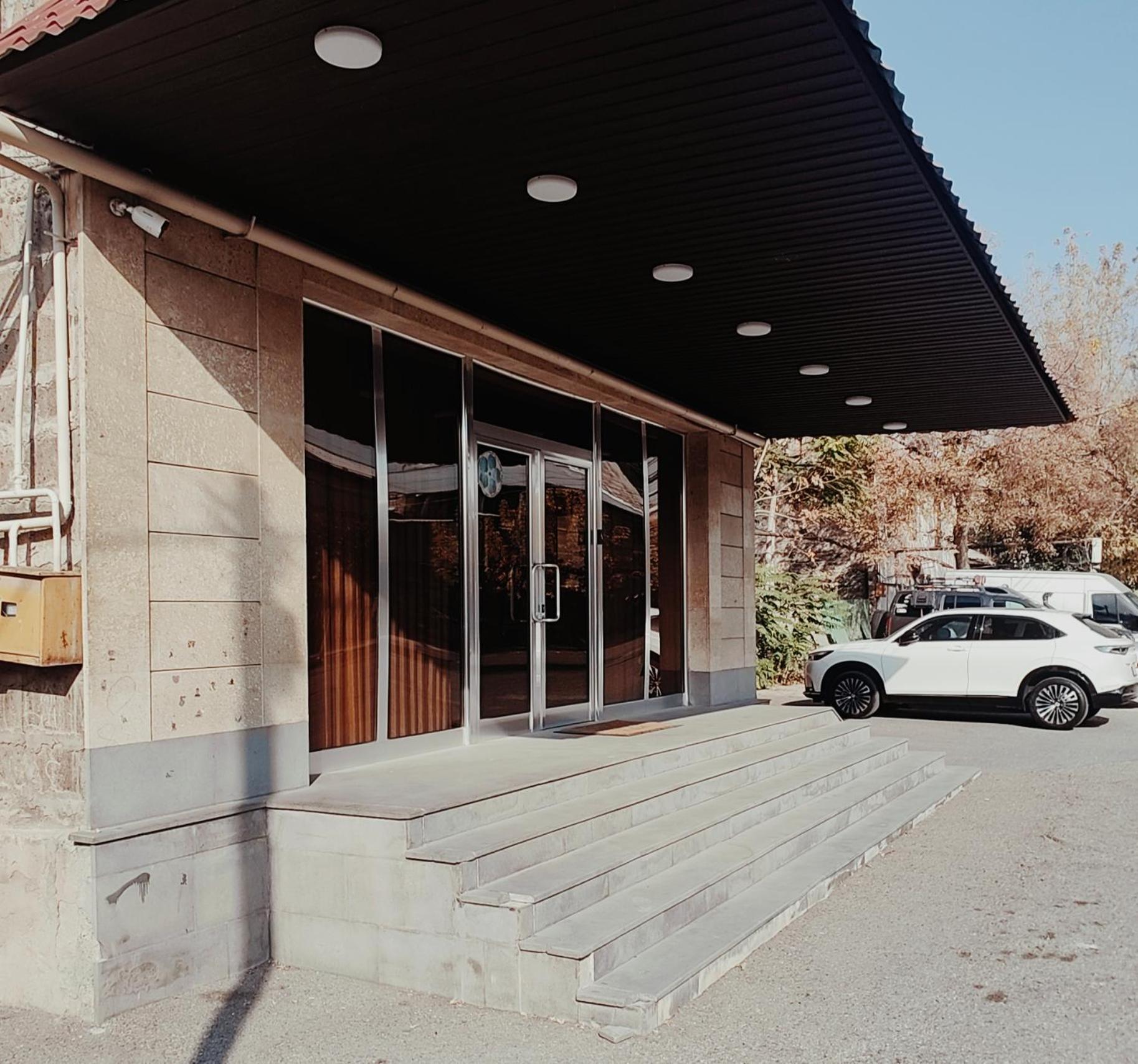 Areg Hotel Jerevan Buitenkant foto