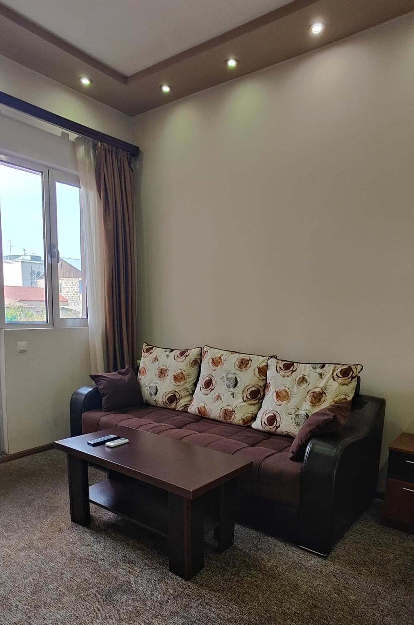 Areg Hotel Jerevan Buitenkant foto