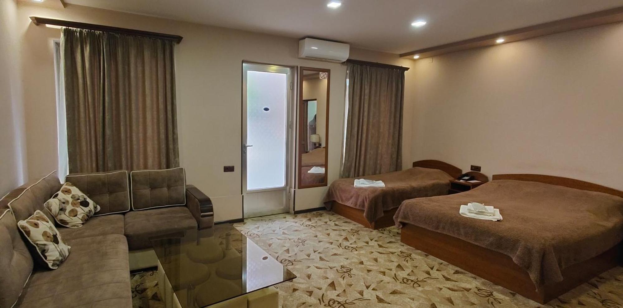 Areg Hotel Jerevan Buitenkant foto